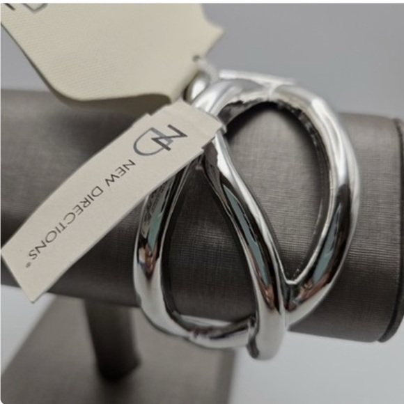 new directions Jewelry - New Directions Silver-Tone Hinge Closure 6.5” Bracelet